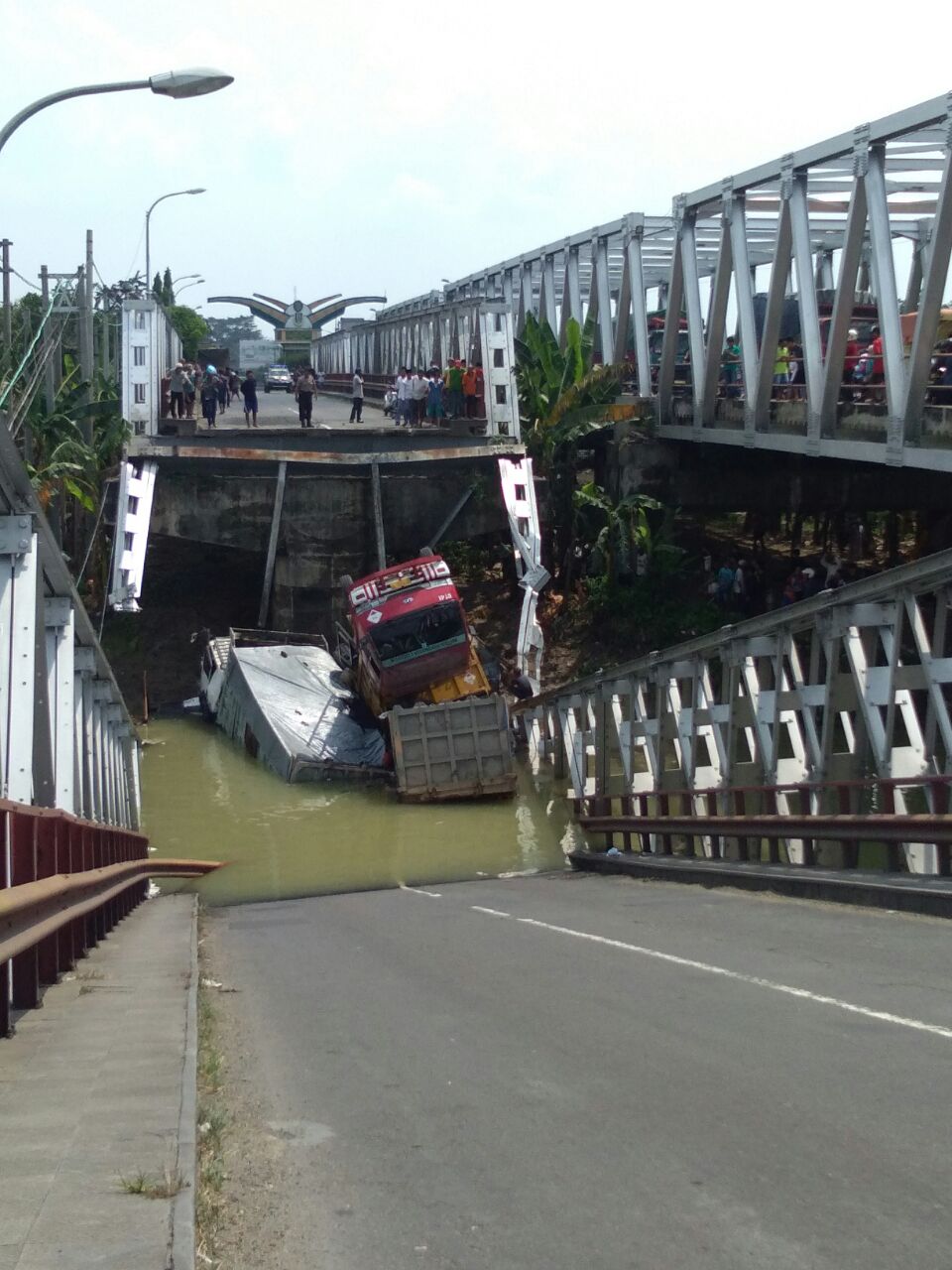 Jembatan Widang, Babat ambrol, ada 3 truk dan 1 sepeda motor terjun ke sungai Bengawan Solo.