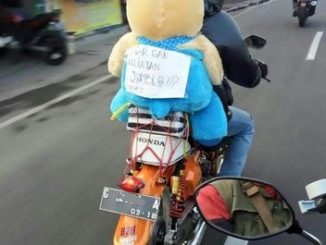 tulisan lucu mudik biker jomblo bawa boneka di belakang
