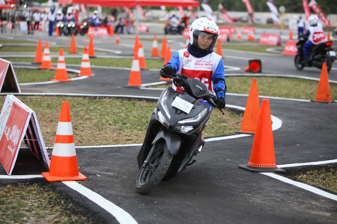 kontes instruktur safety riding honda di pekanbaru riau tahun 2018