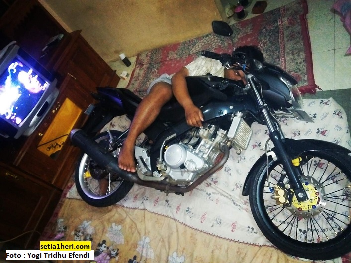 biker tidur dengan motor kesayangan