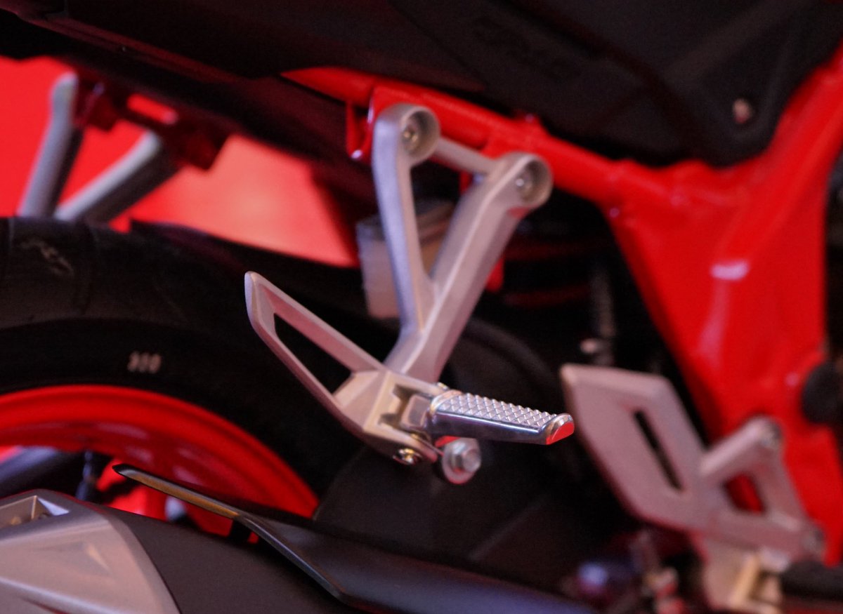 pijakan kaki aluminium Honda CB150R StreetFire tahun 2018