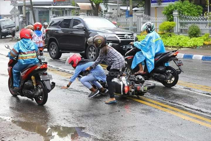 Kumpulan foto biker terjatuh saat lintasi rel kereta api ketika musim hujan, harap waspada brosis...
