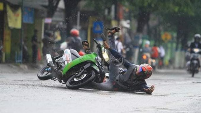 Kumpulan foto biker terjatuh saat lintasi rel kereta api ketika musim hujan, harap waspada brosis...