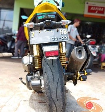 Cara memotong spatbor belakang motor Yamaha Aerox agar rapi dan halus brosis (5)