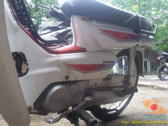 Penampakan motor jadul Honda Astrea Grand warna putih mulus alias bulus gans (1)