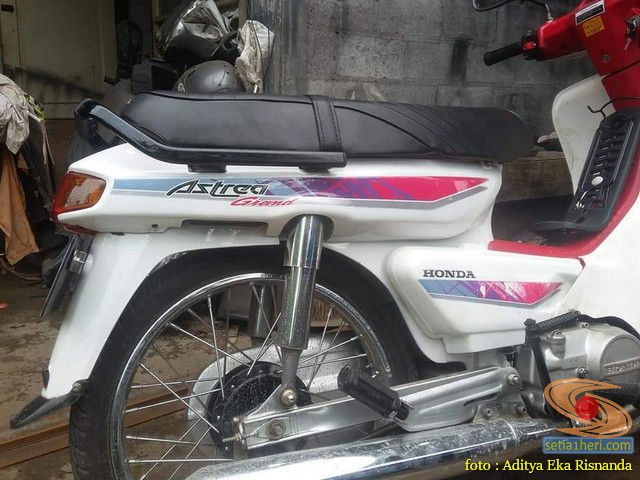 Penampakan motor jadul Honda Astrea Grand warna putih mulus alias bulus gans (1)