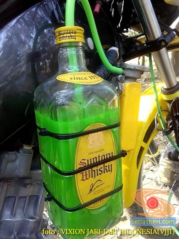 Kumpulan gambar Modifikasi tabung reservoir coolant pada sepeda motor pakai botol parfum gans...hehehe