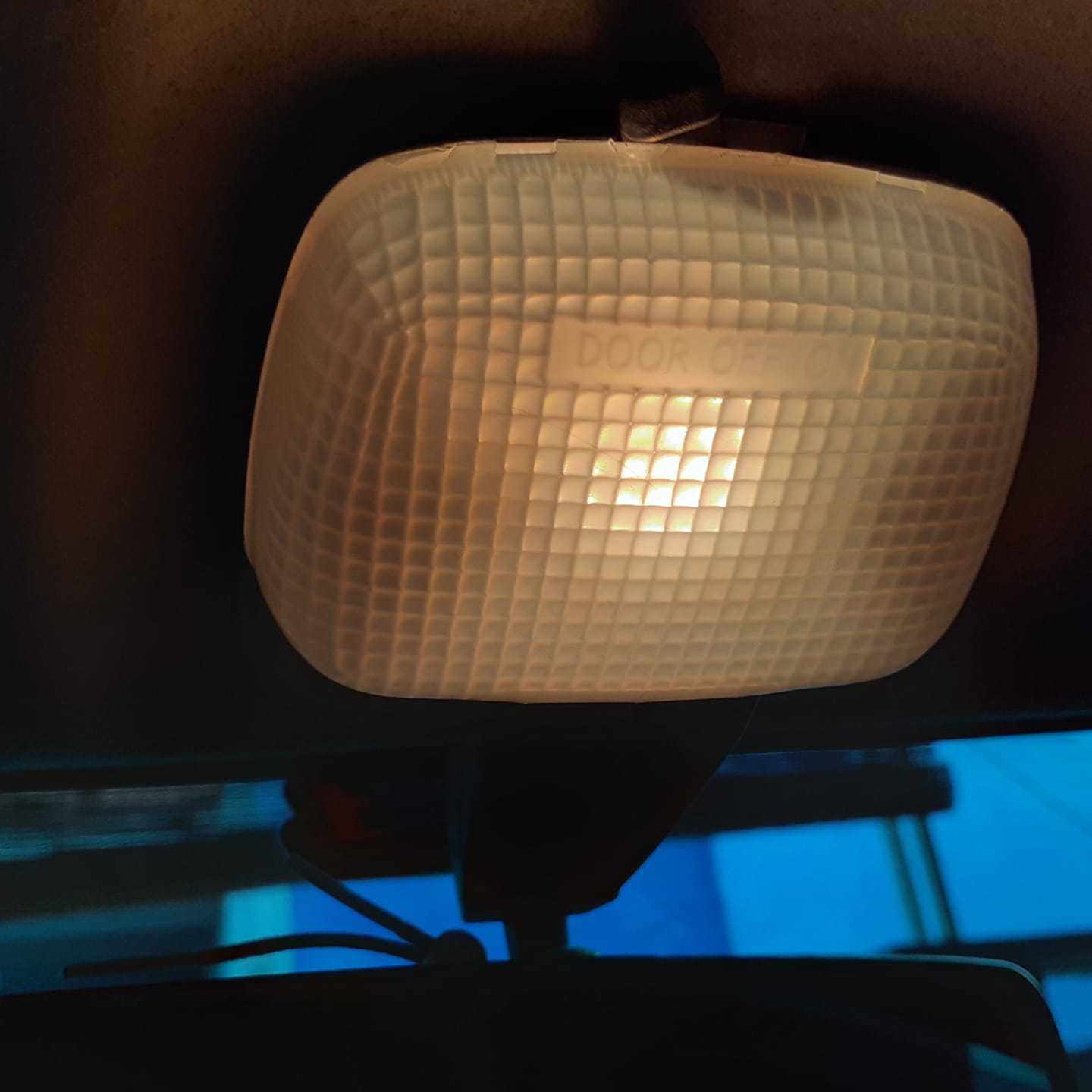 Lampu kabin di mobil, sebaiknya off, on atau door