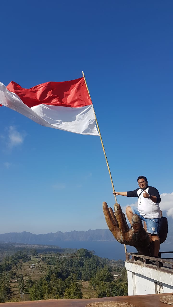 bendera merah putih di gunung batur