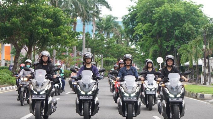 lady biker Honda ADV150 city rolling keliling Kota Surabaya tahun 2019 (4)