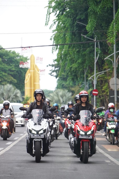 lady biker Honda ADV150 city rolling keliling Kota Surabaya tahun 2019 (3)