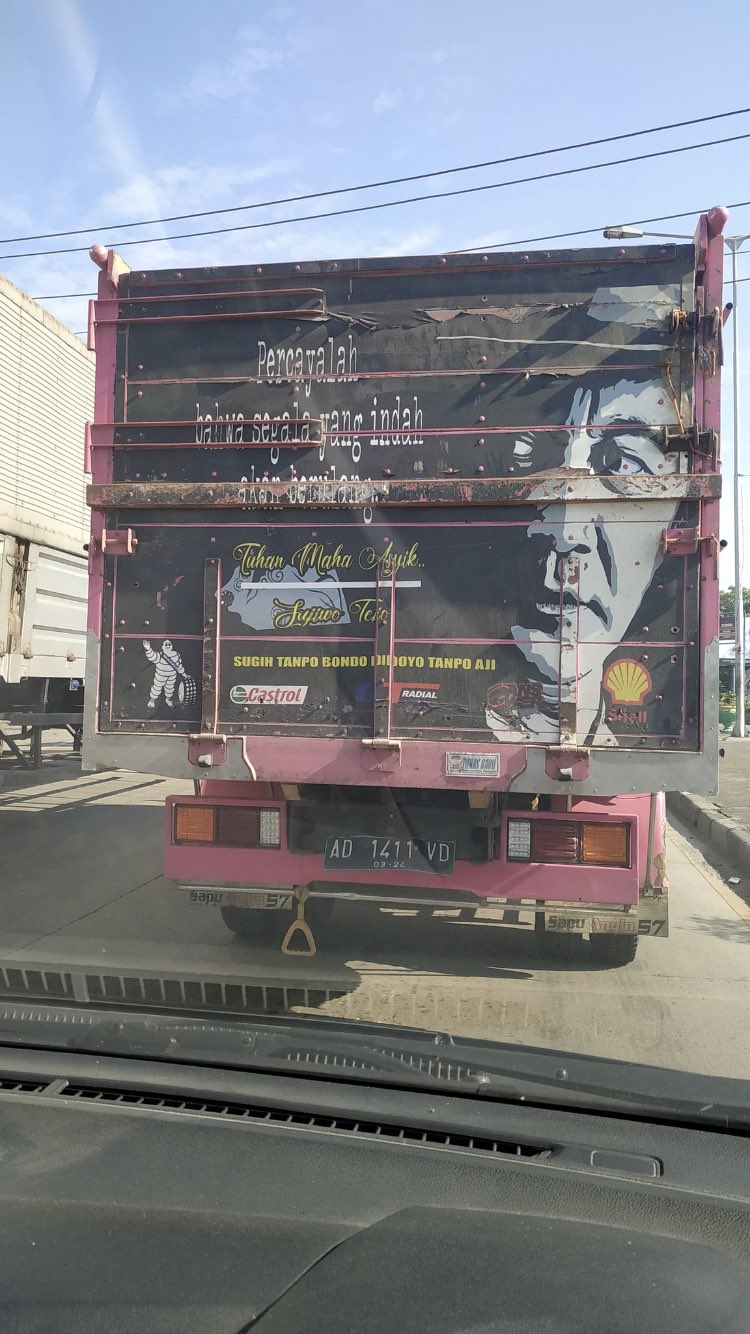 lukisan tokoh dan kata-kata inspiratif pada bokong truk Indonesia (1)