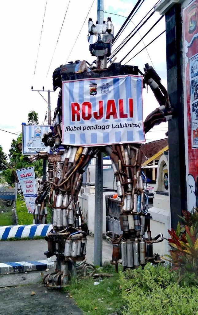 Seni instalasi knalpot brong hasil tilang pak polisi, ada tugu knalpot dan Rojali gans...