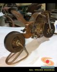 karya seni miniatur sepeda motor dari suku cadang bekas di bengkel sepeda motor (1)