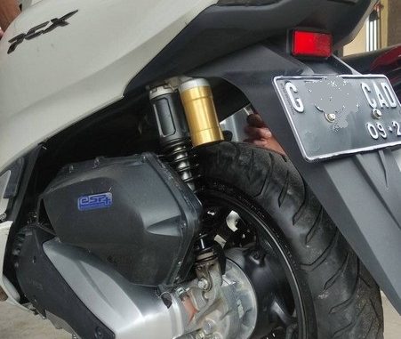 Penampakan Honda PCX 160 pakai shock belakang Yamaha Nmax, terlihat ceper gans.. (3)
