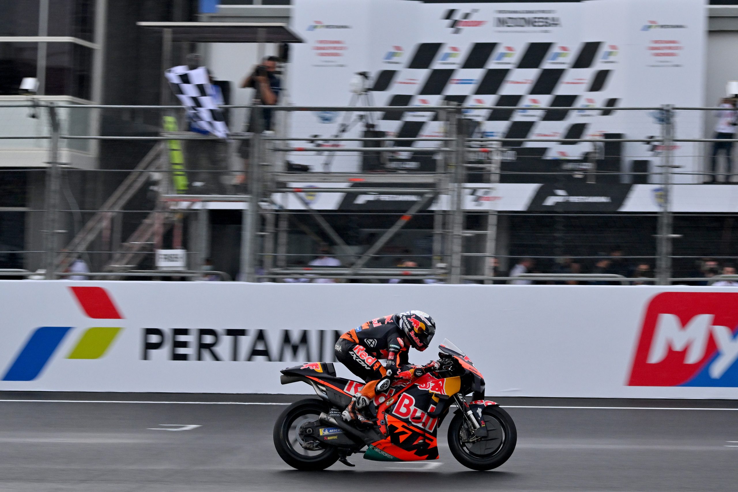 Hasil Moto GP Mandalika Indonesia 2022 : Tak terduga Oliveira Juara, disusul Quartararo dan Zarco