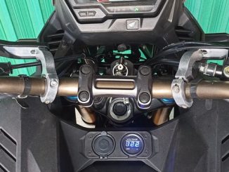 Pasang charger dan voltmeter di Honda CB150X dekat stang brosis