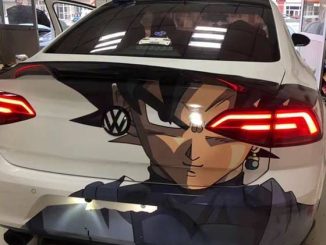 Tren stiker tokoh kartun pas posisi mata di lampu belakang mobil