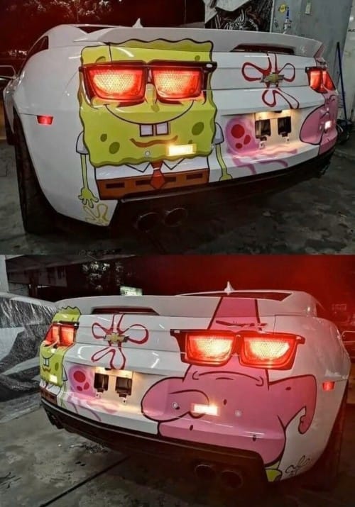 Tren stiker tokoh kartun pas posisi mata di lampu belakang mobil
