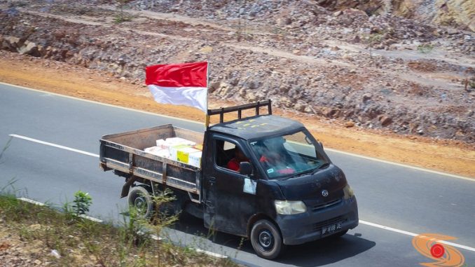 Ragam posisi pasang bendera merah putih pada mobil atau truk gans...