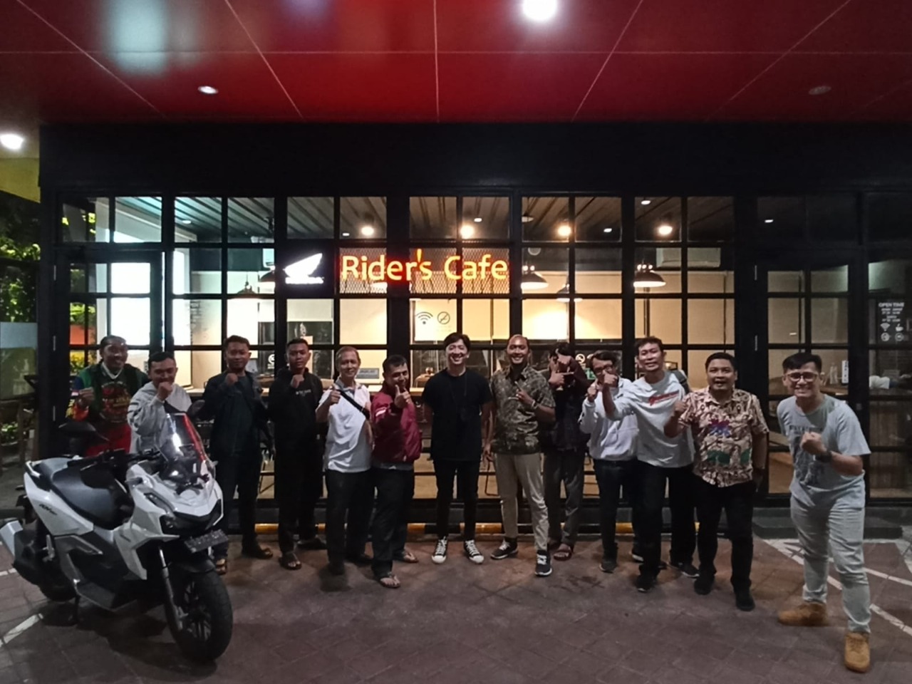 Bikers Honda ADV gelar Kopdar Hybrid di MPM Riders Café Surabaya