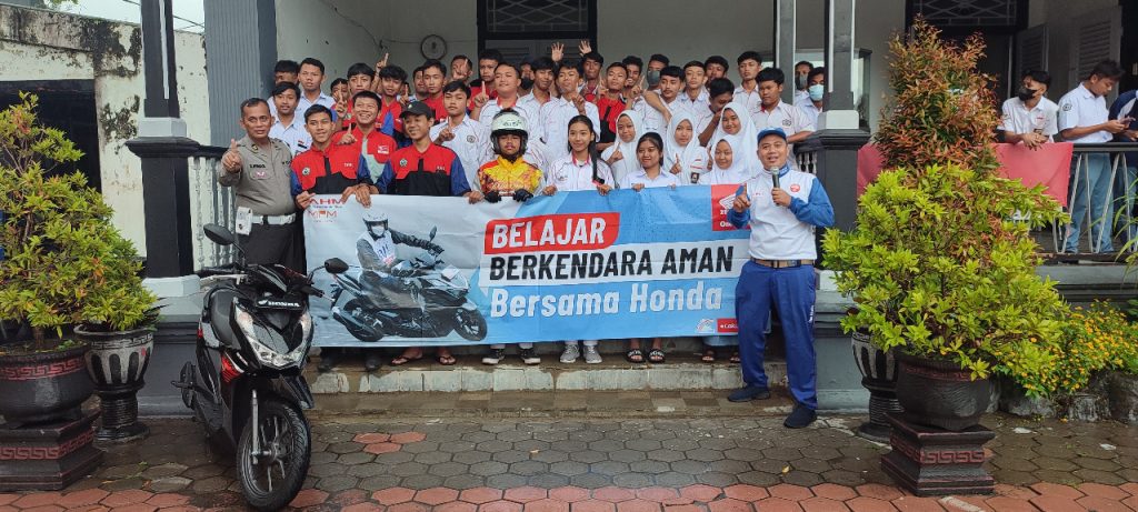 Sambut Hari Sumpah Pemuda, MPM Honda Jatim gelar kampanye cari_aman di Kota Blitar.