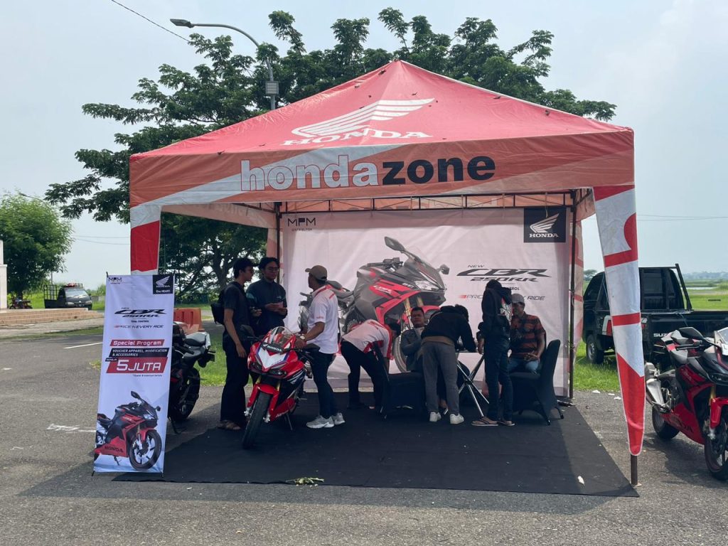 Biker CBR Series Pacu Adrenalin di Sirkuit GBT Surabaya