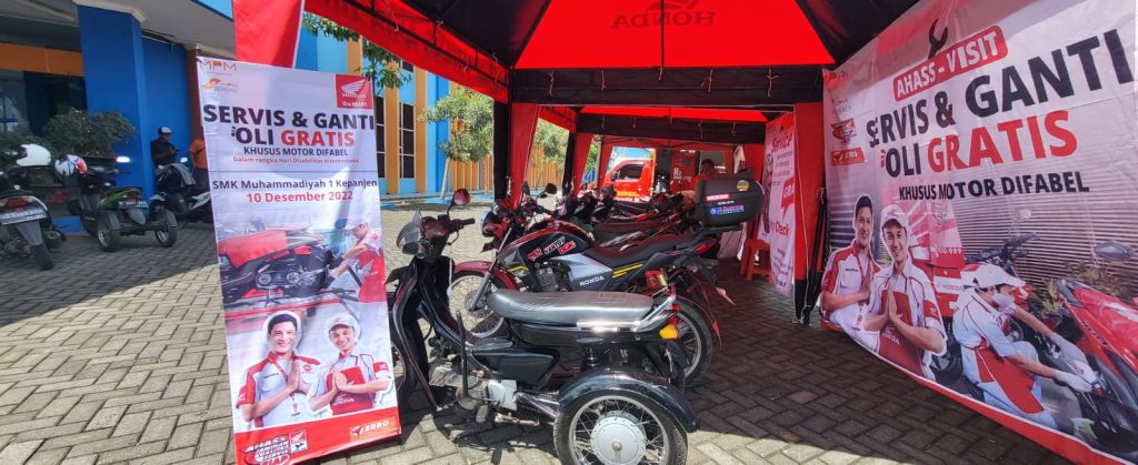 MPM Honda Jatim Berikan Service dan Ganti Oli Gratis Untuk Puluhan Motor Difabel di Jawa Timur.