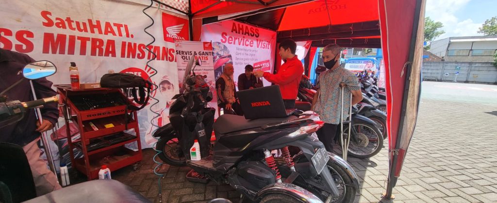MPM Honda Jatim Berikan Service dan Ganti Oli Gratis Untuk Puluhan Motor Difabel di Jawa Timur.