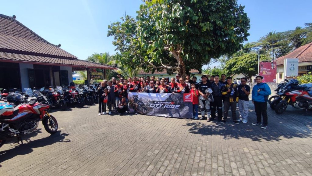 Puluhan Bikers Honda CB150X Malang dan Blitar Riding Bareng, mampir ke makam Bung Karno