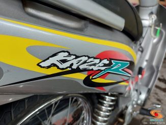 Penampakan Kawasaki Kaze R warna abu-abu silver kilau gans...