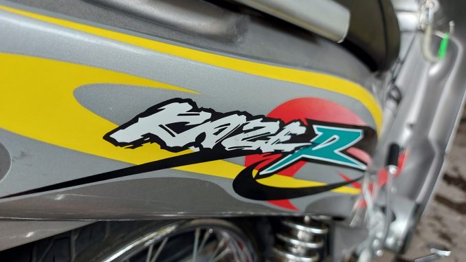 Penampakan Kawasaki Kaze R warna abu-abu silver kilau gans...