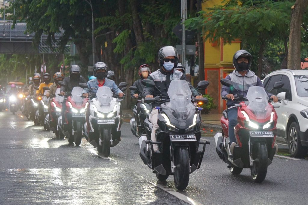 Cari_Aman Naik sepeda motor Musim Hujan.