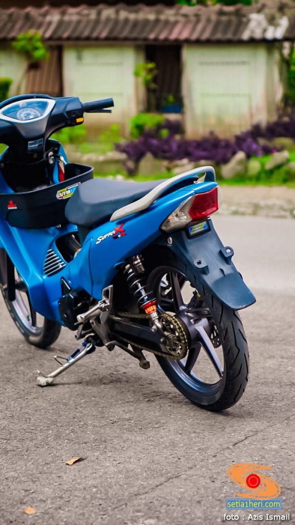 Penampakan modif kph komorod Honda Supra X 125 R warna biru gans (1)