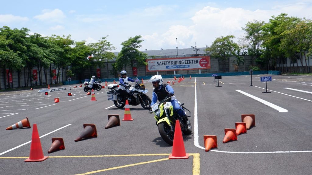 Tim RAJAWALI Polrestabes Surabaya Latihan #Cari_Aman Berkendara di MPM Safety Riding Course.