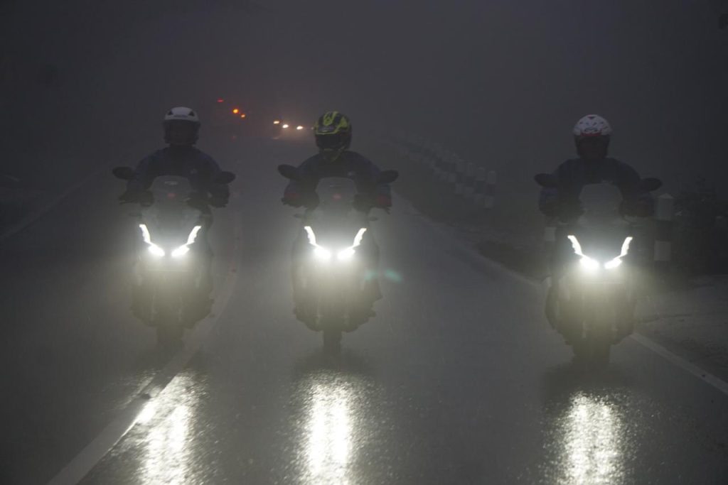 Cari_aman naik sepeda motor Saat Hujan berangin