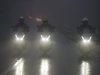 Cari_aman naik sepeda motor Saat Hujan berangin