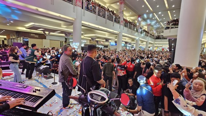 Ribuan Masyarakat meriahkan Launching New Honda Stylo 160 di Royal Plaza, Dimeriahkan Gildacustik’s, gans..