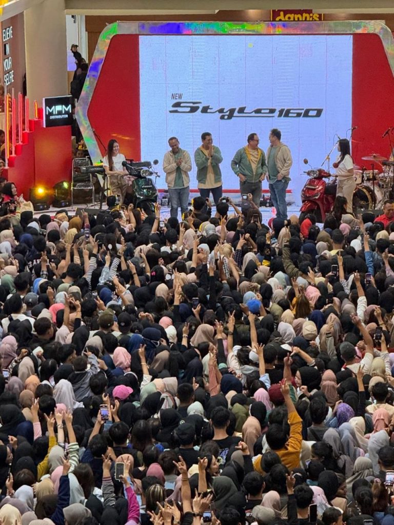 Ribuan Masyarakat meriahkan Launching New Honda Stylo 160 di Royal Plaza, Dimeriahkan Gildacustik’s, gans..