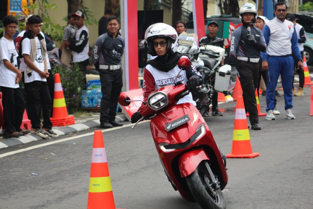 Khusus Perempuan Indonesia : Yuuk Kenali Teknik Berkendara Motor yang Benar sis....